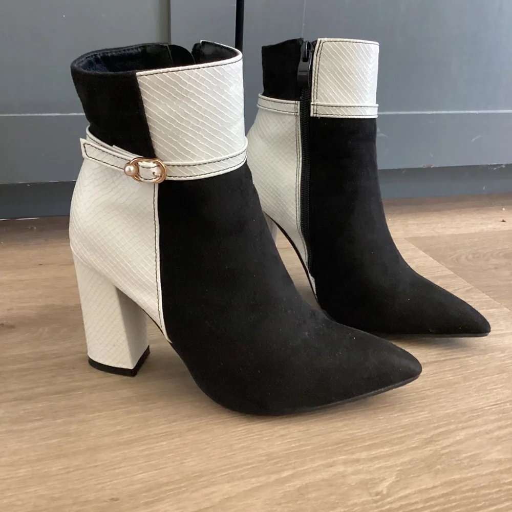 Women's Black and White Ankle Boots Pearl Embellishments Sz 6 Worn 1x